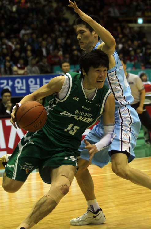 9일 오후 원주 치악체육관에서 열린 프로농구 원주 동부와 울산 모비스 경기에서 동부 윤호영이 수비를 피해 드리블 하고 있다.