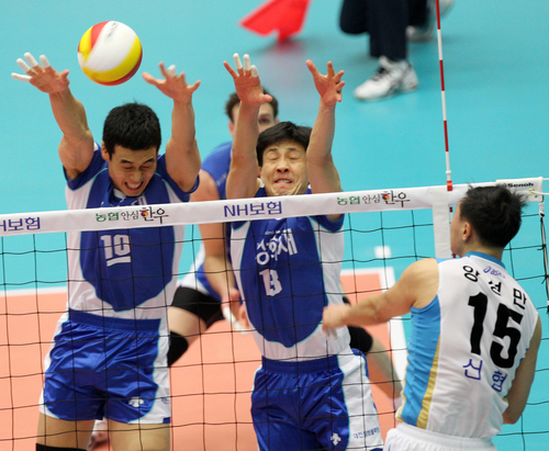 10일 성남실내체육관에서 벌어진 NH 농협 2010-2011 프로배구 V리그 남자부 삼성화재와 상무신협의 경기에서 삼성화재 고희진(왼쪽).손재홍이 상무신협 양성만의 스파이크를 블로킹하고 있다.