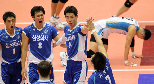 10일 성남실내체육관에서 벌어진 NH 농협 2010-2011 프로배구 V리그 남자부 삼성화재와 상무신협의 경기에서 삼성화재 선수들이 블로킹을 성공시킨 뒤 함께 기뻐하고 있다. 오른쪽은 블로킹 당한 상무신협 홍정표. 삼성화재 세트 스코어 3대0 승.