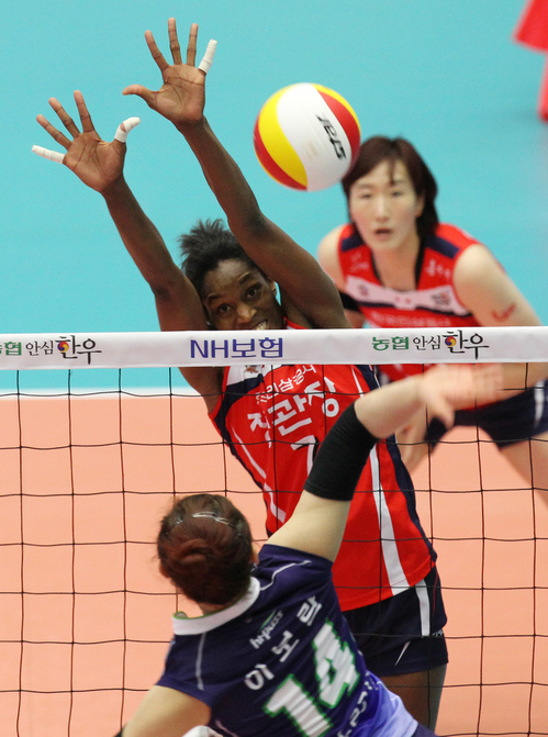 10일 성남실내체육관에서 벌어진 NH 농협 2010-2011 프로배구 V리그 여자부 인삼공사와 도로공사의 경기에서 도로공사 이보람(앞)의 스파이크를 인삼공사 몬타뇨가 블로킹하고 있다.
