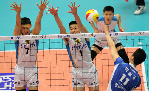 10일 성남실내체육관에서 벌어진 NH 농협 2010-2011 프로배구 V리그 남자부 삼성화재와 상무신협의 경기에서 삼성화재 박철우가 상무신협 하현용(왼쪽).강동진의 블로킹을 앞에 두고 스파이크를 날리고 있다. 삼성화재 세트 스코어 3대0 승.