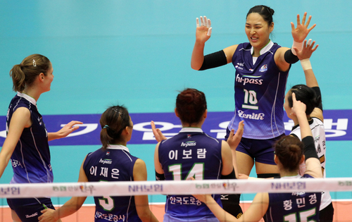 10일 성남실내체육관에서 벌어진 NH 농협 2010-2011 프로배구 V리그 여자부 인삼공사와 도로공사의 경기에서 도로공사 선수들이 서브 점수를 올린 뒤 함께 기뻐하고 있다. 도로공사 세트 스코어 3대1 승.