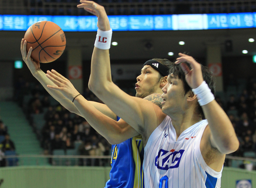 10일 오후 서울 송파구 잠실동 잠실실내체육관에서 열린 2010-2011 현대모비스 프로농구 정규리그 서울 삼성과 전주 KCC의 경기에서 삼성 이승준이 슛 동작을 하자 KCC 하승진이 바라보고 있다.