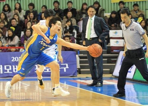 10일 오후 서울 송파구 잠실동 잠실실내체육관에서 열린 2010-2011 현대모비스 프로농구 정규리그 서울 삼성과 전주 삼성 강혁이 팔을 뻗어 공을 따내고 있다 .