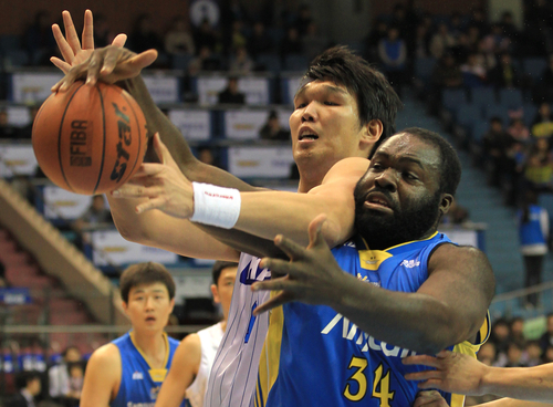10일 오후 서울 송파구 잠실동 잠실실내체육관에서 열린 2010-2011 현대모비스 프로농구 정규리그 서울 삼성과 전주 KCC의 경기에서 삼성 딕슨과 KCC 하승진이 리바운드를 다투고 있다 .