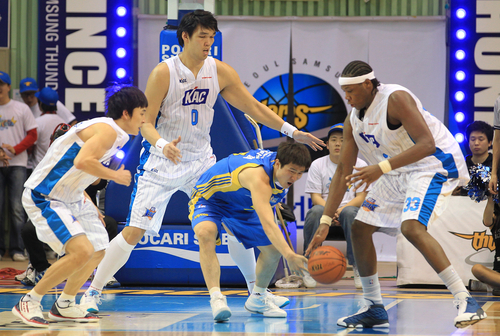 10일 오후 서울 송파구 잠실동 잠실실내체육관에서 열린 2010-2011 현대모비스 프로농구 정규리그 서울 삼성과 전주 KCC의 경기에서 삼성 강혁이 KCC 하승진 등의 틈에서 볼을 따내려하고 있다 .