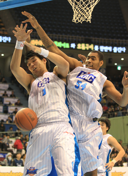 10일 오후 서울 송파구 잠실동 잠실실내체육관에서 열린 2010-2011 현대모비스 프로농구 정규리그 서울 삼성과 전주 KCC의 경기에서 KCC 하승진과 크리스 다니옐스가 볼을 따내려하고 있다.