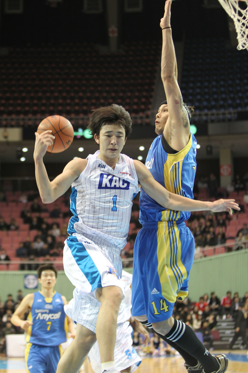 10일 오후 서울 송파구 잠실동 잠실실내체육관에서 펼쳐진 2010-2011 프로농구 서울삼성-전주KCC 경기에서 KCC 강병현이 블라인드 패스를 하고 있다.