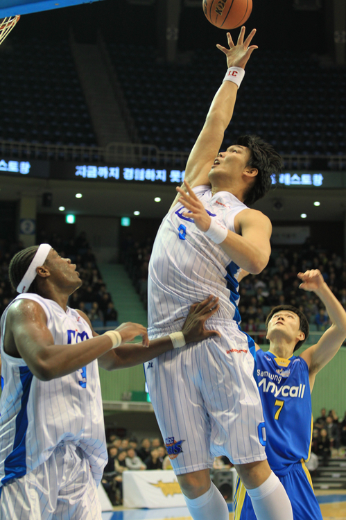 10일 오후 서울 송파구 잠실동 잠실실내체육관에서 열린 2010-2011 현대모비스 프로농구 정규리그 서울 삼성과 전주 KCC의 경기에서 KCC 하승진이 슛을 쏘고 있다 .