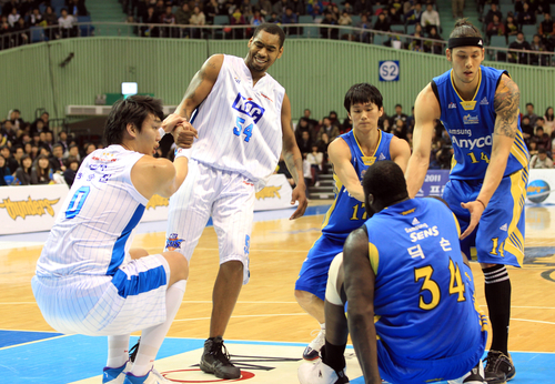 10일 오후 서울 송파구 잠실동 잠실실내체육관에서 열린 2010-2011 현대모비스 프로농구 정규리그 서울 삼성과 전주 KCC의 경기에서 삼성 딕슨과 KCC 하승진이 넘어지자 이승준과 다니엘스가 각각 일으켜주고 있다. .