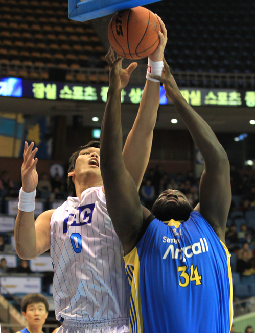 10일 오후 서울 송파구 잠실동 잠실실내체육관에서 열린 2010-2011 현대모비스 프로농구 정규리그 서울 삼성과 전주 KCC의 경기에서 삼성 딕슨과 KCC 하승진이 리바운드를 다투고 있다 .
