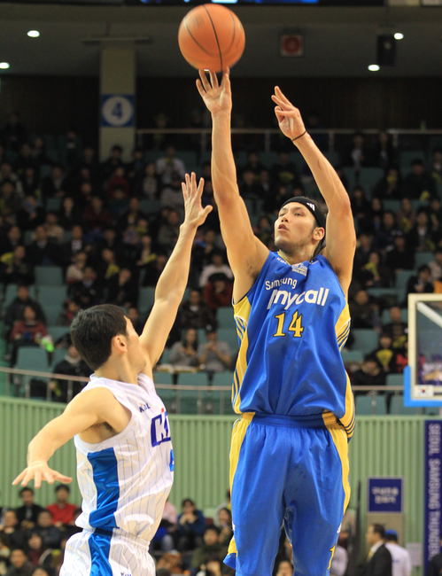 10일 오후 서울 송파구 잠실동 잠실실내체육관에서 열린 2010-2011 현대모비스 프로농구 정규리그 서울 삼성과 전주 KCC의 경기에서 삼성 이승준이 슛을 쏘고 있다 .