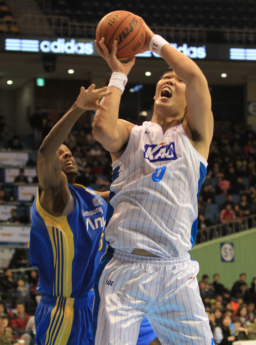 10일 오후 서울 송파구 잠실동 잠실실내체육관에서 열린 2010-2011 현대모비스 프로농구 정규리그 서울 삼성과 전주 KCC의 경기에서 KCC 하승진이 슛을 쏘고 있다.