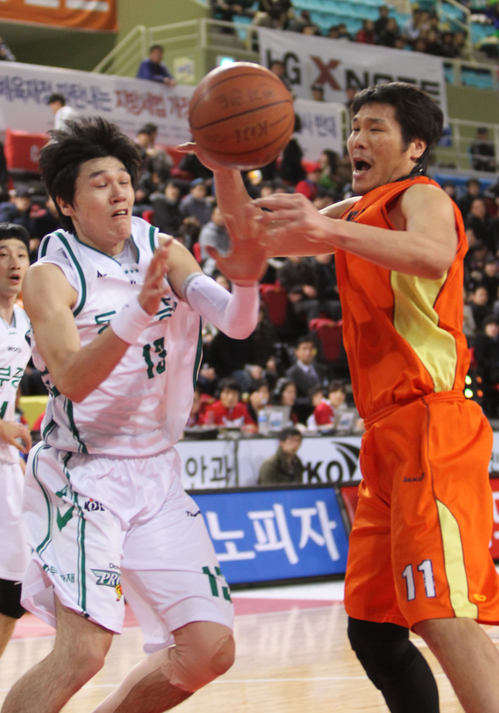 11일 오후 인천 삼산월드체육관에서 열린 프로농구 전자랜드-동부 경기에서 전자랜드 서장훈과 동부 윤호영이 리바운드를 다투고 있다.