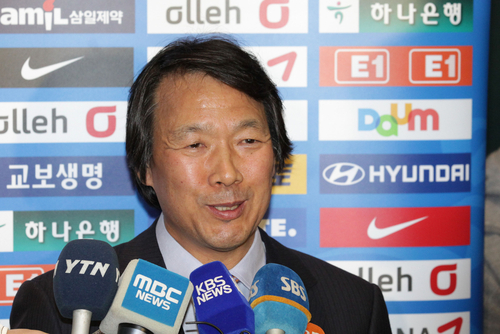 터키와의 평가전을 마치고 11일 오후 인천공항을 통해 귀국한 한국 축구국가대표팀 조광래감독이 터키전 평가와 의의에 대해 설명하고 있다.