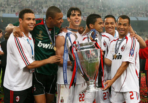 2007년 5월 23일 그리스 아테네에서 열린 유럽축구연맹(UEFA) 챔피언스리그 결승 AC밀란-리버풀 경기, 리버풀을 2대1로 꺾고 우승을 차지한 AC밀란 호나우두(왼쪽)가 디다 골키퍼, 카카, 세르지뉴, 히카르도 올리베이라 등 브라질 출신 팀 동료들과 함께 트로피를 든채 기뻐하고 있다.