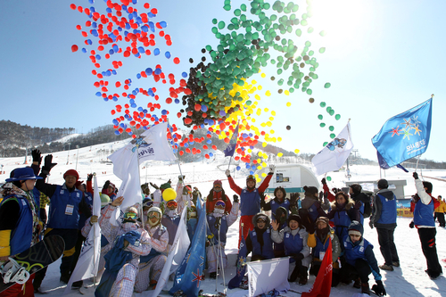 15일 국제올림픽위원회(IOC) 조사평가위원회의 2018평창동계올림픽에 대한 현지실사가 열리는 강원도 평창군 알펜시아리조트에 동사모(동계올림픽을사랑하는사람들의모임) 회원들이 유치를 기원하며 풍선날리기 행사를 하고 있다.