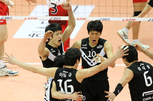 15일 수원실내체육관에서 벌어진 NH 농협 2010-2011 프로배구 V리그 남자부 현대캐피탈과 KEPCO45의 경기에서 포인트를 따낸 현대캐피탈 선수들이 기뻐하고 있다. 현대캐피탈 세트 스코어 3대0 승.