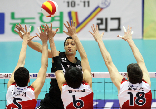15일 수원실내체육관에서 벌어진 NH 농협 2010-2011 프로배구 V리그 남자부 현대캐피탈과 KEPCO45의 경기에서 현대캐피탈 소토(뒤)가 KEPCO45 박준범.방신봉.밀로스 3인 블로킹을 앞에 두고 볼을 살짝 넘기고 있다.