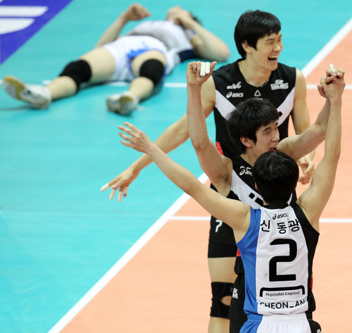 15일 수원실내체육관에서 벌어진 NH 농협 2010-2011 프로배구 V리그 남자부 현대캐피탈과 KEPCO45의 경기에서 블로킹을 성공시킨 현대캐피탈 이철규(가운데)가 동료 리베로 신동광의 축하를 받는 가운데 KEPCO45 리베로 엄완용은 허탈한 듯 코트에 누워 있다. 현대캐피탈 세트 스코어 3대0 승.