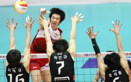 15일 수원실내체육관에서 벌어진 NH 농협 2010-2011 프로배구 V리그 남자부 현대캐피탈과 KEPCO45의 경기에서 현대캐피탈 이철규.이선규.최태웅이 KEPCO45 이기범(뒤)의 스파이크를 블로킹하고 있다.