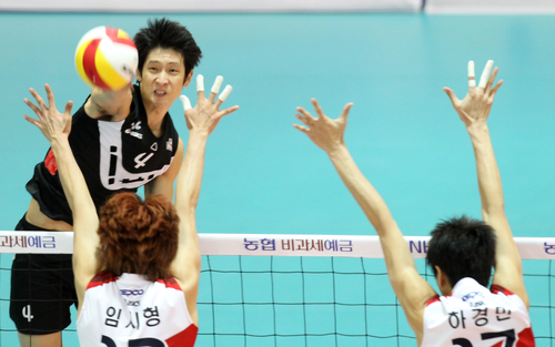 15일 수원실내체육관에서 벌어진 NH 농협 2010-2011 프로배구 V리그 남자부 현대캐피탈과 KEPCO45의 경기에서 현대캐피탈 문성민(뒤)가 KEPCO45 임시형.하경민의 블로킹을 앞에 두고 스파이크를 날리고 있다.