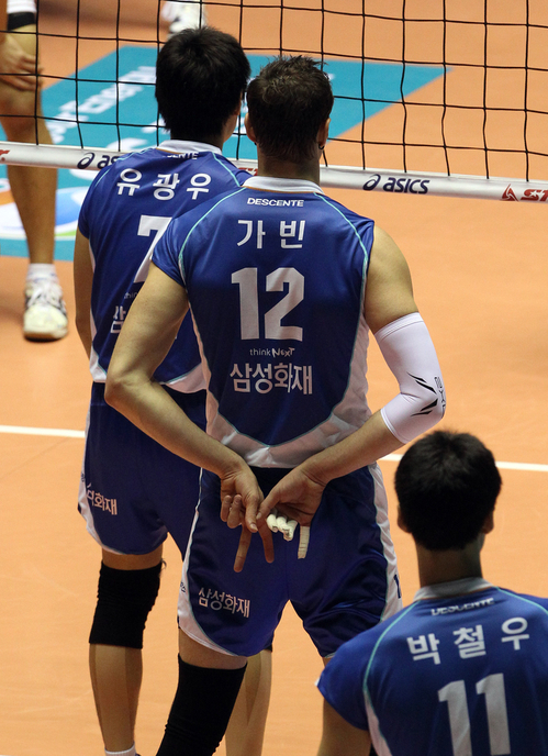 16일 서울 중구 장충체육관에서 벌어진 2010-2011 NH농협 프로배구 V리그 남자부 우리캐피탈과 삼성화재의 경기에서 삼성 가빈이 손으로 작전을 알리고 있다.