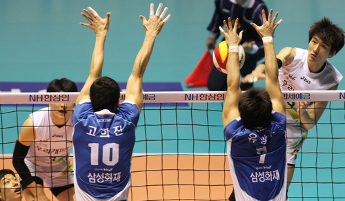 16일 서울 장충체육관에서 열린 NH 농협2010-2011 프로배구 V리그 남자부 우리캐피탈과 삼성화재의 경기에서 우리캐피탈의 강영준의 스파이크를 삼성화재의 고희진과 유광우가 막아내고 있다.