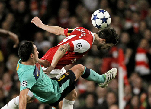 17일(한국시간) 영국 런던 에미레이츠 스타디움에서 열린 2010-2011 UEFA 챔피언스리그 16강 1차전 아스널FC-FC바르셀로나 경기, 바르샤의 바르샤의 사비 에르난데스(왼쪽)와 아스널의 세스크 파브레가스가 볼다툼을 하고 있다.