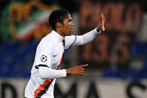17일(한국시간) 이탈리아 올림피코 스타디움에서 열린 2010-2011 UEFA 챔피언스리그 16강 1차전 AS 로마-샤크타르 도네츠크 경기, 샤크타르 도네츠크의 더글라스 코스타가 팀의 두 번째 골을 성공시킨뒤 기뻐하고 있다.