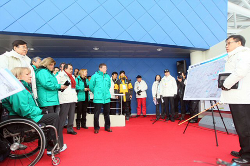 17일 오전 IOC 조사평가위원들이 강원 평창군 대관령면 알펜시아리조트 스키점프대를 찾아 현지실사를 벌이고 있다.