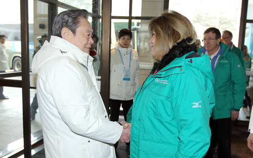 17일 IOC 조사평가위원들이 강원 평창군 휘닉스파크 스노보드 경기장을 찾은 가운데 이건희 IOC위원(왼쪽)과 린드버그 위원장이 악수를 하고 있다.  <<평창유치위 제공>>