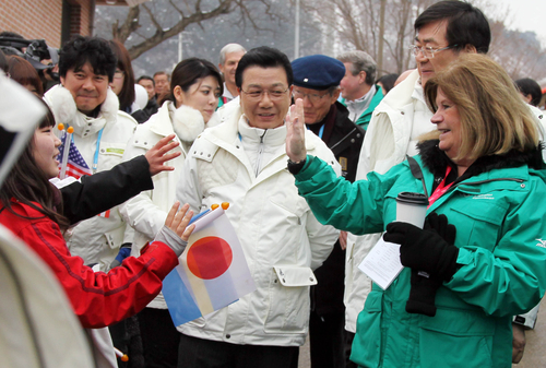17일 IOC 조사평가위원들이 강원 정선군 중봉 활강경기장 시설을 찾아 현지실사를 벌인 가운데 린드버그 위원장이 환영나온 어린이와 하이파이브를 하고 있다.