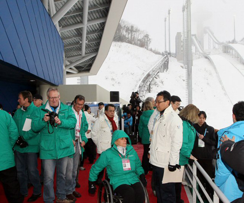 17일 오전 IOC 조사평가위원들이 강원 평창군 대관령면 알펜시아리조트 스키점프대를 찾아 현지실사를 벌이고 있다.