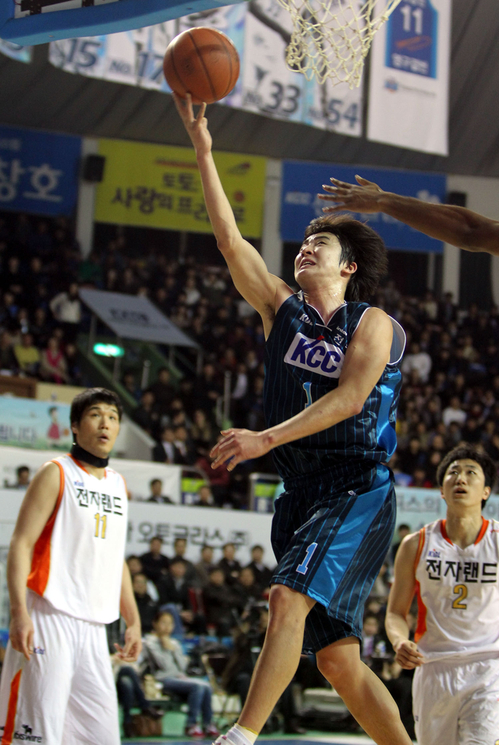 17일 전북 전주실내체육관에서 열린 프로농구 전주 KCC와 인천 전자랜드의 경기에서 KCC 강병현이 레이업슛하고 있다.