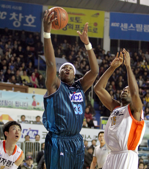 17일 전북 전주실내체육관에서 열린 프로농구 전주 KCC와 인천 전자랜드의 경기에서 KCC 에릭 도슨이 레이업슛하고 있다.