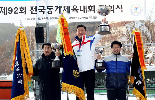 국내 최대의 겨울 스포츠 축제인 제92회 전국동계체육대회가 경기도의 10연패로 나흘 열전의 막을 내렸다. 
    2018년 동계올림픽 유치를 추진하는 강원도는 종합점수 1천41.5점을 쌓아 강력한 라이벌인 서울(908.5점)을 제치고 2위에 올랐다.