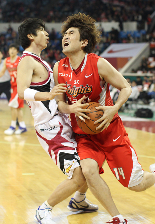 18일 서울 송파구 잠실동 잠실학생체육관에서 열린 프로농구 서울 SK와 창원 LG 경기에서 SK 손준영이 LG 강대협에게 반칙을 당하고 있다.