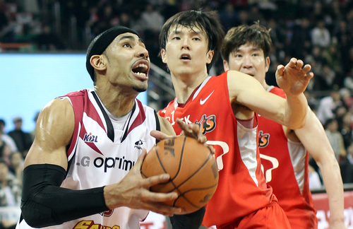 18일 서울 송파구 잠실동 잠실학생체육관에서 열린 프로농구 서울 SK와 창원 LG 경기에서 LG 문태영이 SK 김효범의 수비를 피해 돌파를 하고 있다.