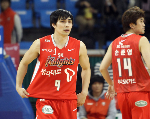 서울SK의 주희정이 18일 서울 송파구 잠실학생체육관에서 벌어진 2010-2011 현대모비스 프로농구 서울SK와 창원LG의 경기에서 정규리그 통산 700경기 출장 기록을 세우며 코트 안으로 들어서고 있다. 정규리그 통산 700경기 출전은 한국프로농구사상 주희정이 처음 세우는 기록이다.