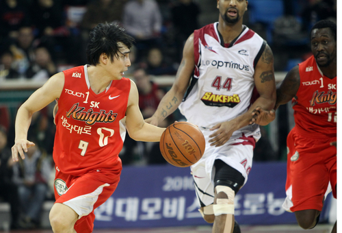 18일 서울 송파구 잠실학생체육관에서 벌어진 2010-2011 현대모비스 프로농구 서울SK와 창원LG의 경기에서 SK 주희정이 드리블하고 있다. 주희정은 이날 KBL 사상 처음으로 정규리그 통산 700경기 출장이라는 기록을 세웠다.