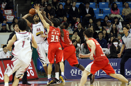 18일 서울 송파구 잠실동 잠실학생체육관에서 열린 프로농구 서울 SK와 창원 LG 경기에서 SK 김효범과 레더가 LG 알렉산더를 수비하고 있다.