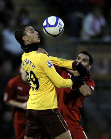 21일(한국시각) 영국 런던 매치룸 스타디움에서 열린 2010-2011시즌 FA컵 16강전 아스널FC-레이튼 오리엔트 경기, 아스널의 마루아네 챠마크(왼쪽)가 레이튼 오리엔트의 제이슨 크로와 볼다툼을 하고 있다.