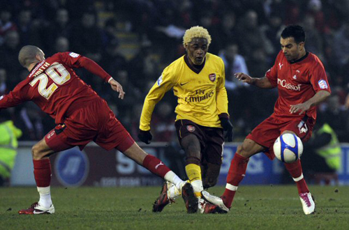 21일(한국시각) 영국 런던 매치룸 스타디움에서 열린 2010-2011시즌 FA컵 16강전 아스널FC-레이튼 오리엔트 경기, 공을 몰고 가던 아스널의 알렉상드로 송(가운데)이 레이튼 오리엔트 수비에 막히고 있다.