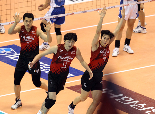 21일 대전 충무체육관에서 열린 남자프로배구 삼성화재와 LIG손해보험의 경기. 공격에 성공한 LIG 선수들이  즐거워하고 있다.