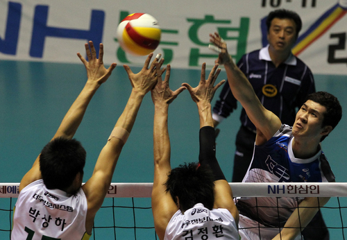 21일 서울 장충체육관에서 열린 NH 농협2010-2011 프로배구 V리그 남자부 우리캐피탈과 KEPCO45의 경기에서 KEPCO45 박준범이 우리캐피탈 박상하(왼쪽), 김정환의 블로킹을 피해 강 스파이크를 하고 있다.