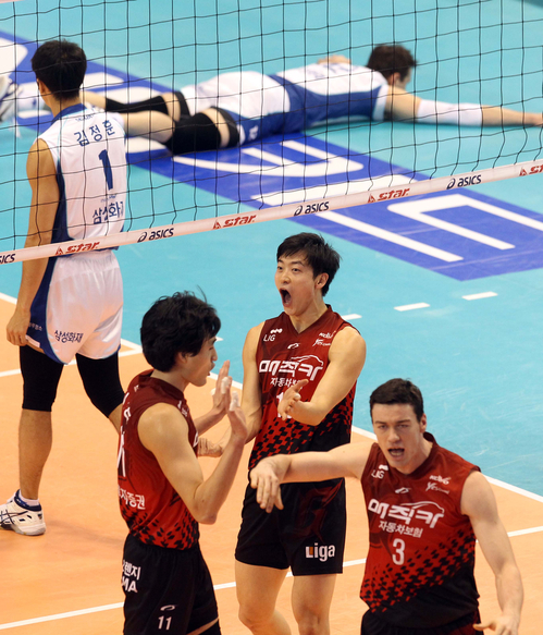 21일 대전 충무체육관에서 열린 남자프로배구 삼성화재와 LIG손해보험의 경기. 공격에 성공한 LIG 선수들이 즐거워하고 있다.