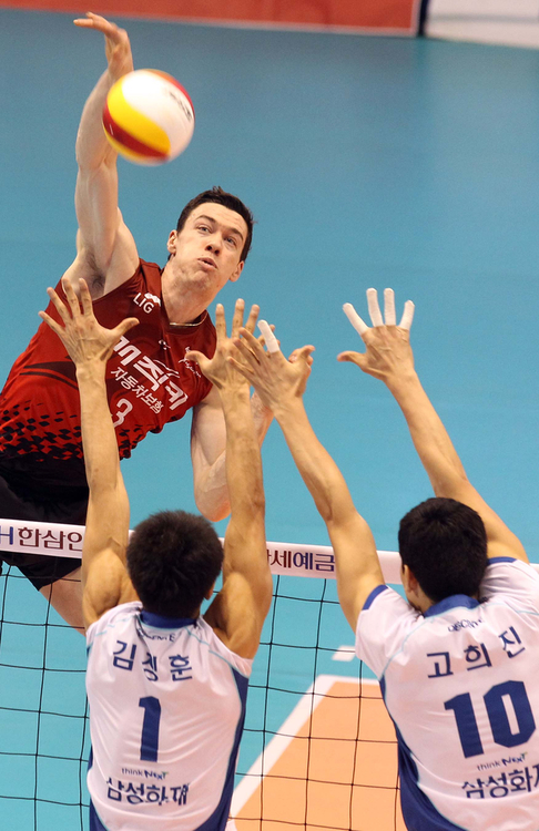 21일 대전 충무체육관에서 열린 남자프로배구 삼성화재와 LIG손해보험의 경기. LIG 페피치가 강 스파이크를 날리고 있다.
