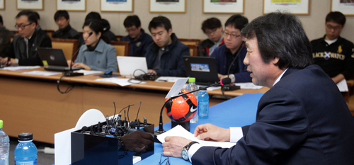 조광래 축구대표팀 감독이 15일 오전 종로구 신문로 축구회관에서 열린 기자회견에서 '하나은행 초청 축구대표팀 친선경기'에 출전할 대표팀 소집 대상자 명단 27명을 발표하고 기자들의 질문에 답하고 있다.