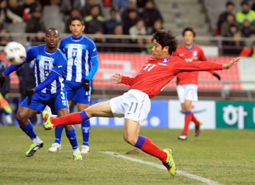 25일 마포구 성산동 서울월드컵경기장에서 열린 온두라스와의 축구대표팀 평가전에서 이근호가 슛을 쏘고 있다.